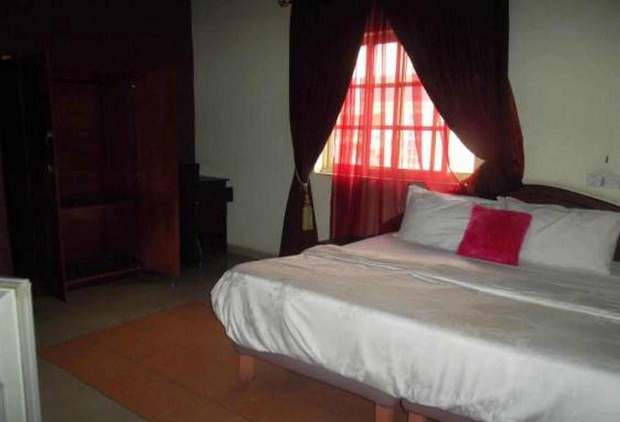 Room In Lodge - Clen-Phil Hotels And Suite Port Harcourt Exterior photo