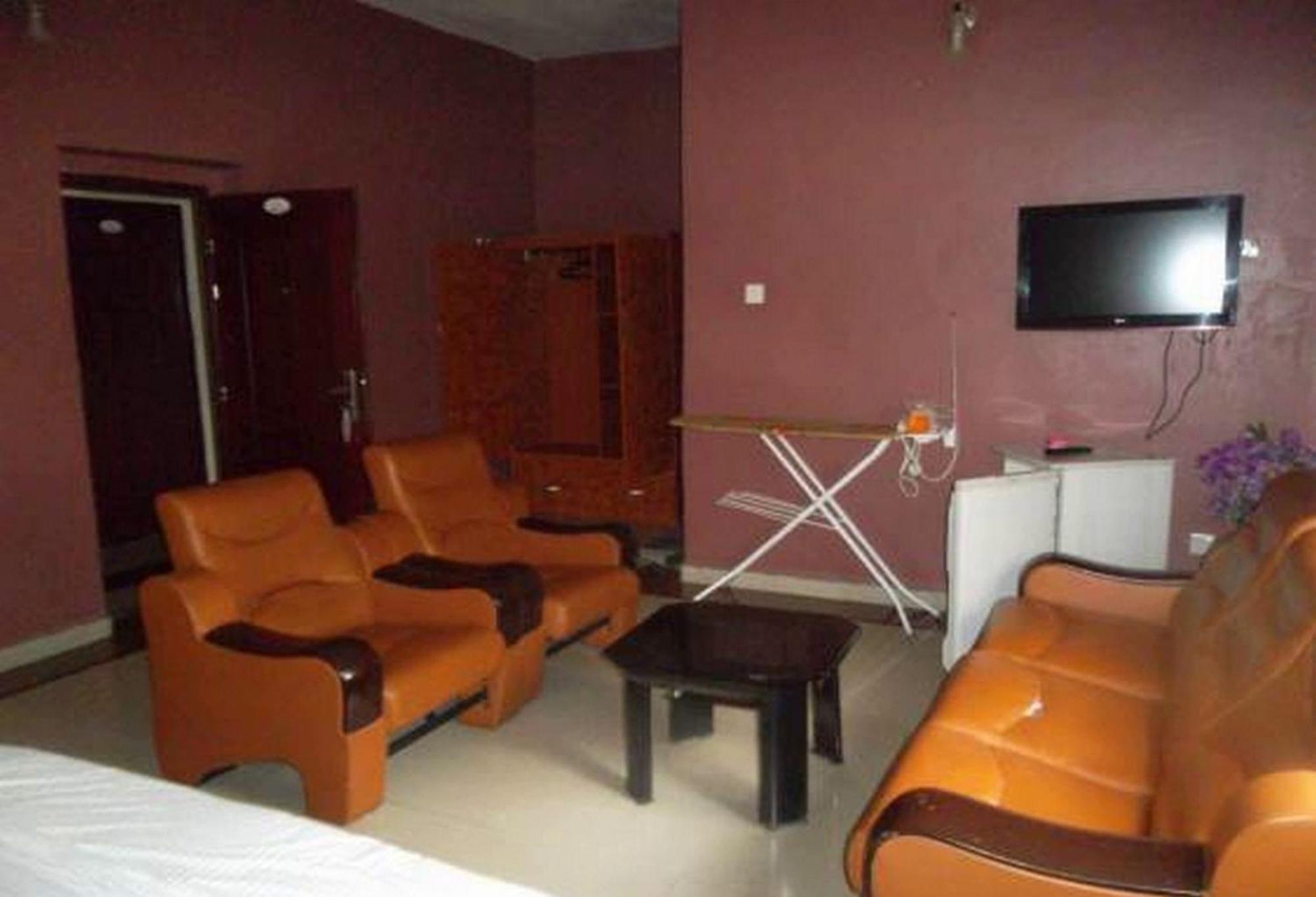 Room In Lodge - Clen-Phil Hotels And Suite Port Harcourt Exterior photo