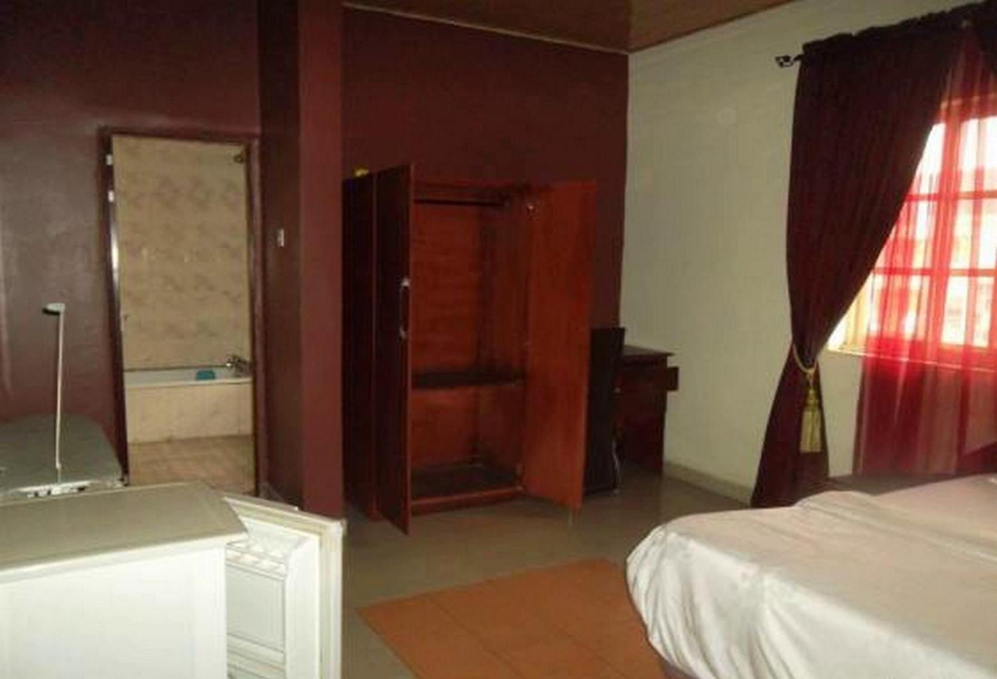Room In Lodge - Clen-Phil Hotels And Suite Port Harcourt Exterior photo
