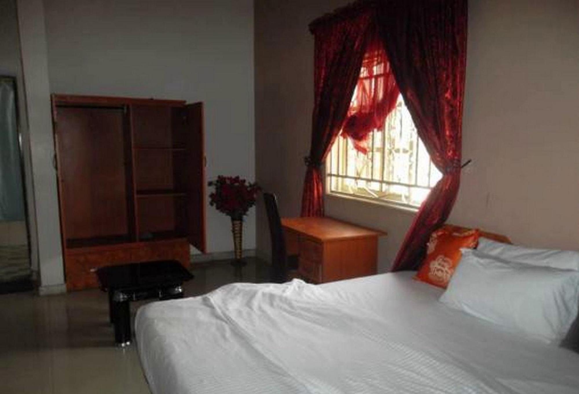 Room In Lodge - Clen-Phil Hotels And Suite Port Harcourt Exterior photo
