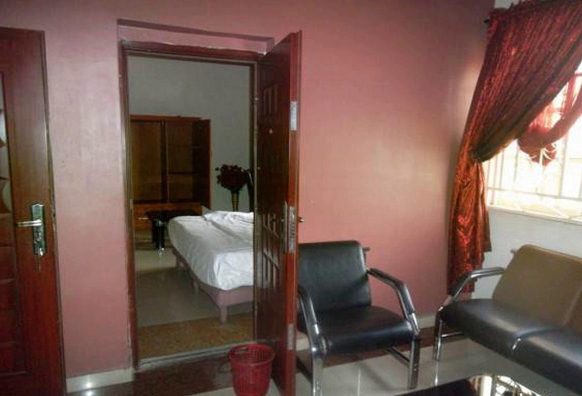Room In Lodge - Clen-Phil Hotels And Suite Port Harcourt Exterior photo