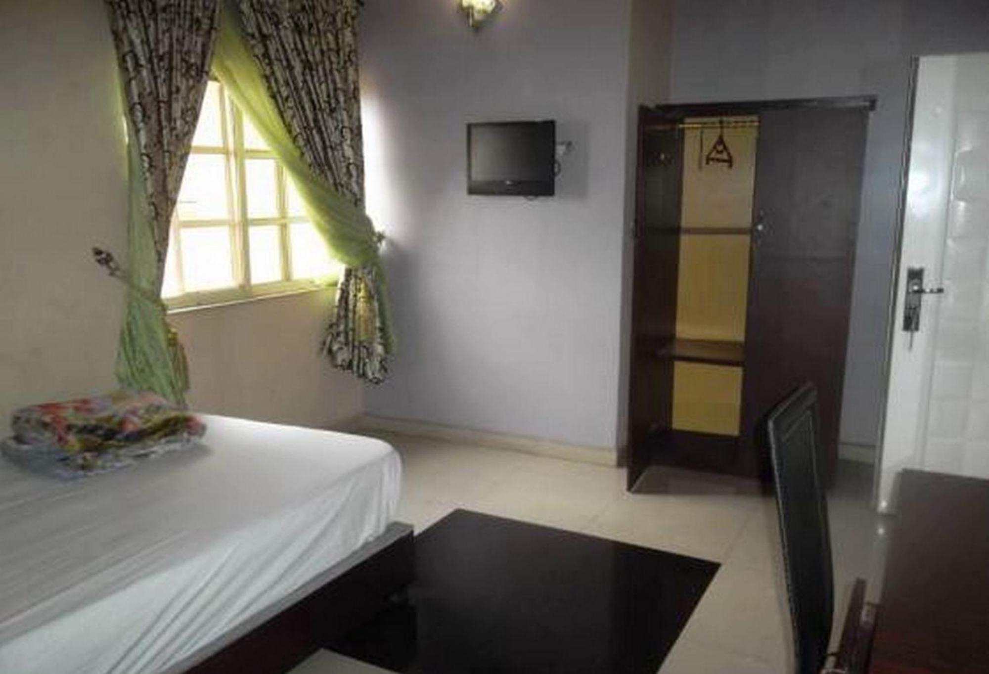 Room In Lodge - Clen-Phil Hotels And Suite Port Harcourt Exterior photo