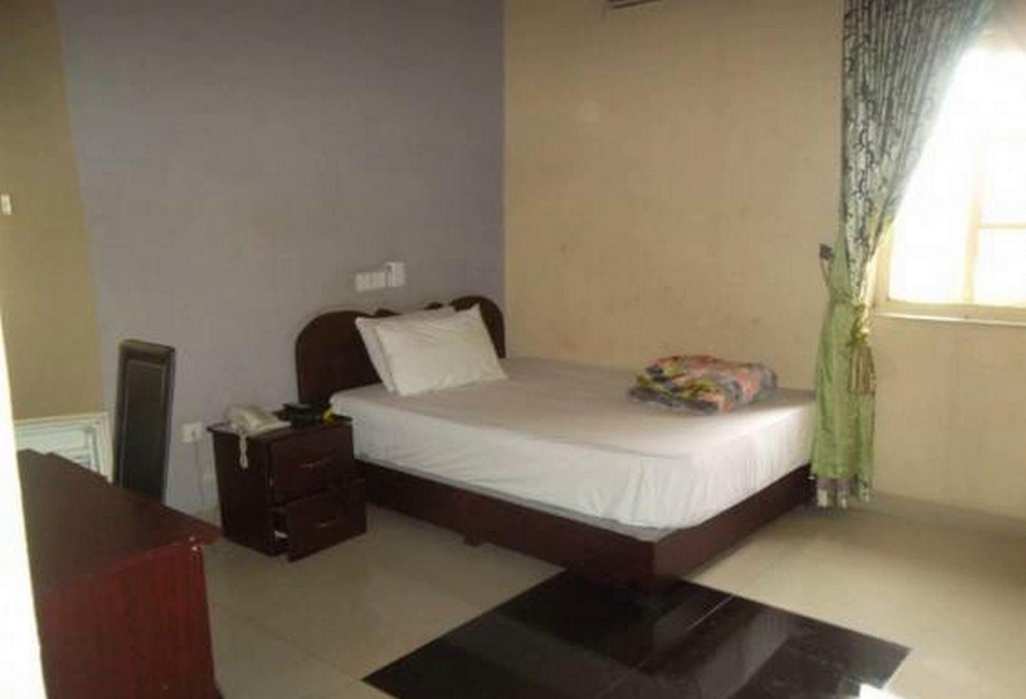 Room In Lodge - Clen-Phil Hotels And Suite Port Harcourt Exterior photo