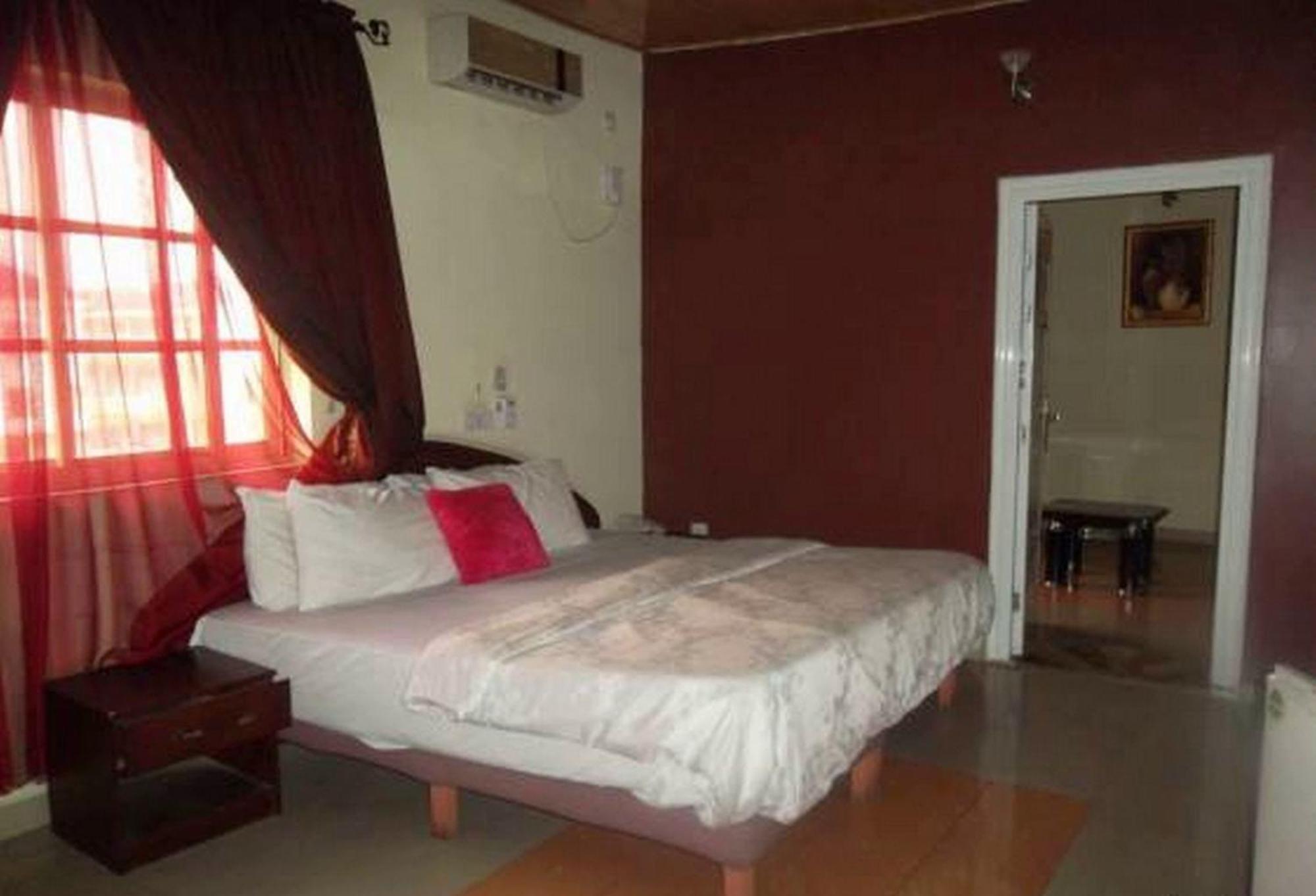Room In Lodge - Clen-Phil Hotels And Suite Port Harcourt Exterior photo